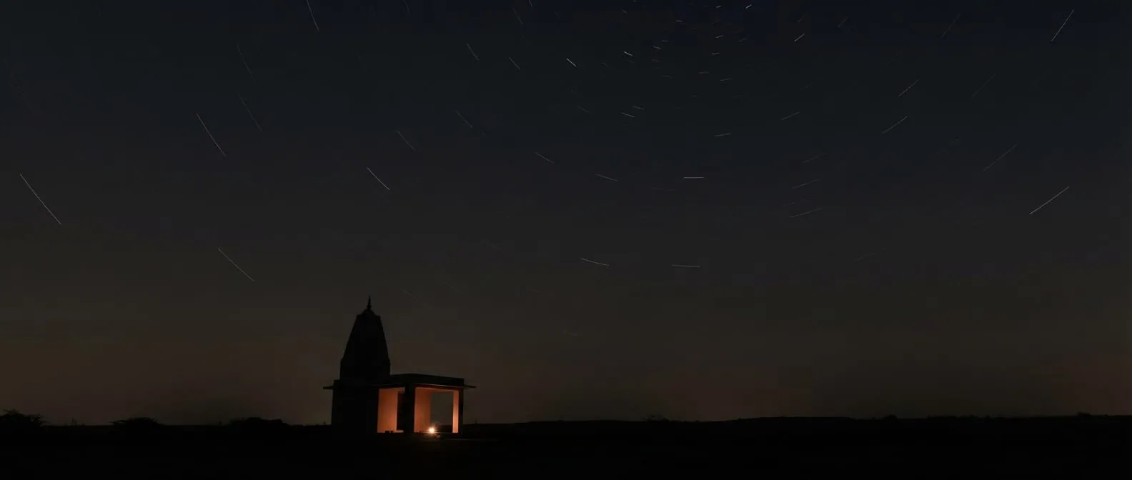 星の軌跡が描く夜空の下のヒンドゥー寺院
